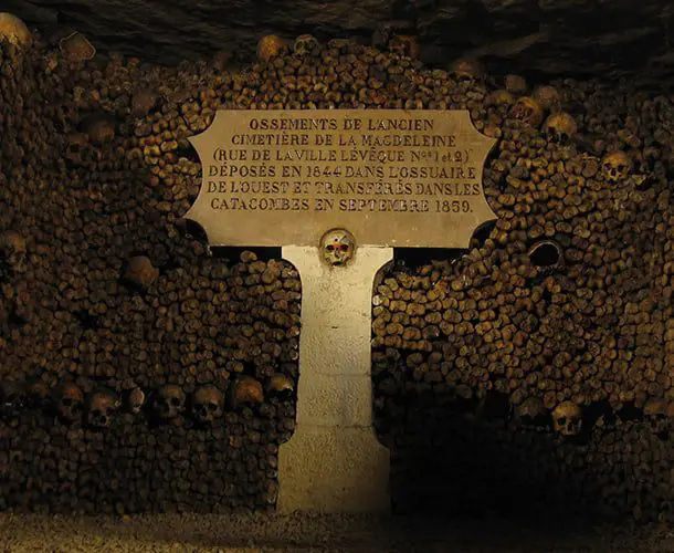 10 of the World's Scariest Tourist Spots 34 The Catacombs, Paris_KarryOn
