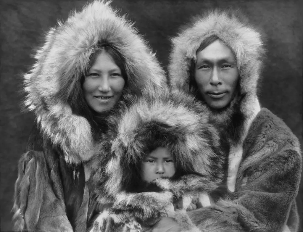 7 unusual etiquette rules around the world 20 Inupiat Family from Noatak, Alaska, 1929, Edward S. Curtis