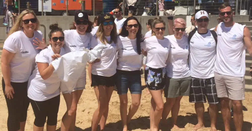 Contiki crew put out the gloves & get cleanin'