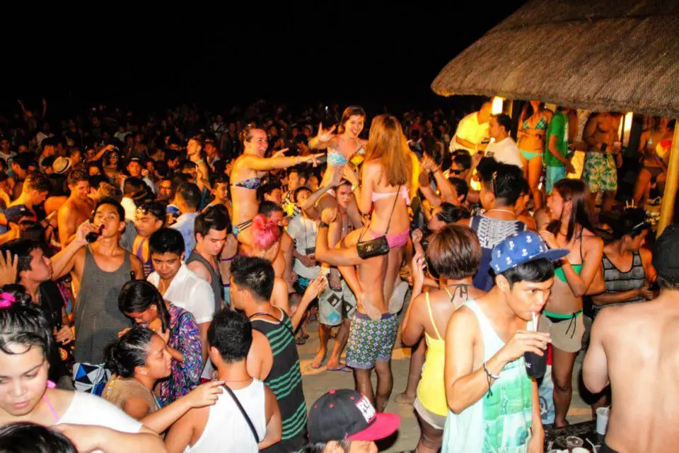 Top 7 wildest beach parties around the world 26 boracay-party-2