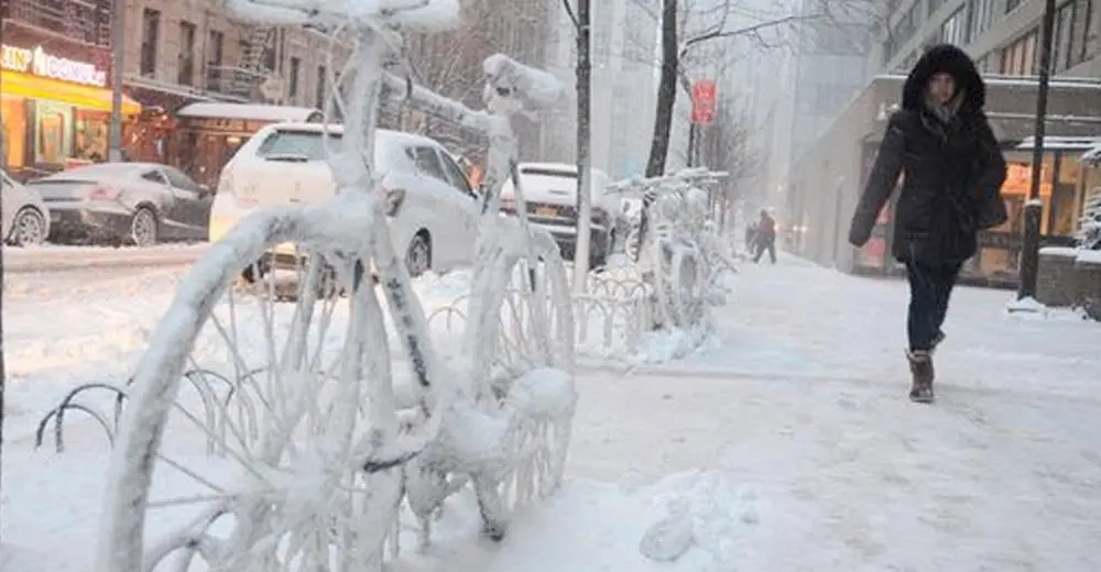 Travel chaos - thousands of US flights cancelled