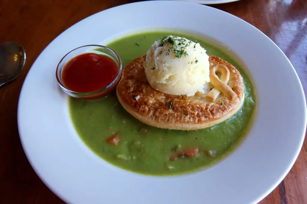 Adelaide’s 5 most iconic foods that you have to try 19 pie_floater