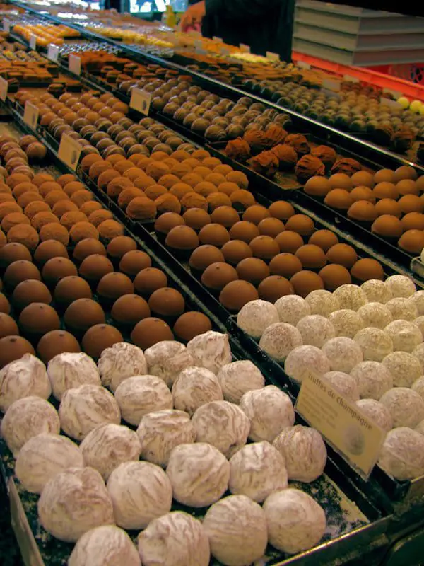 Get more out of a guided tour of Switzerland 12 truffles chocolates lucerne_CVO_12607 (1)