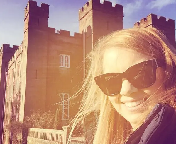 Qantas Holidays' race is over! 4 Qantas Holidays agent surrounded by Castles in Scotland