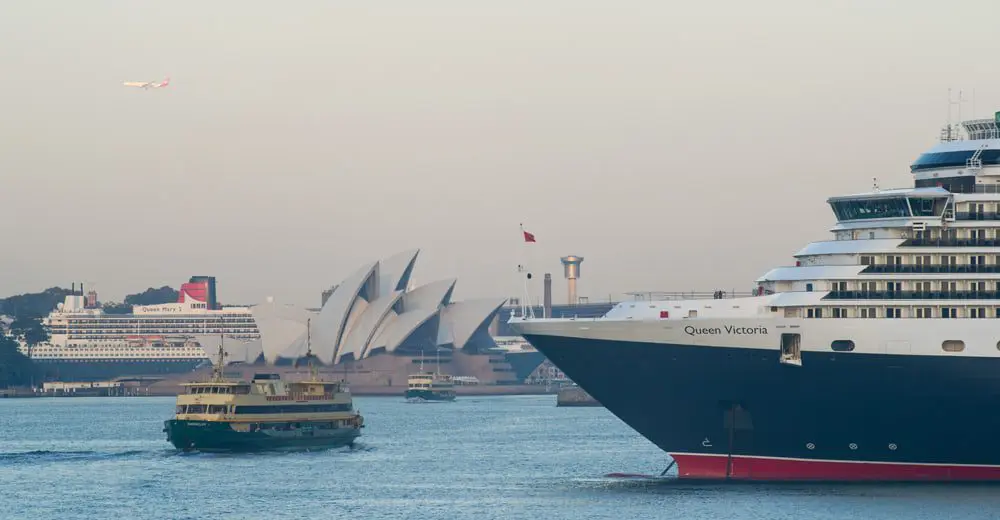 Must see pics of two Cunard Queens in Sydney