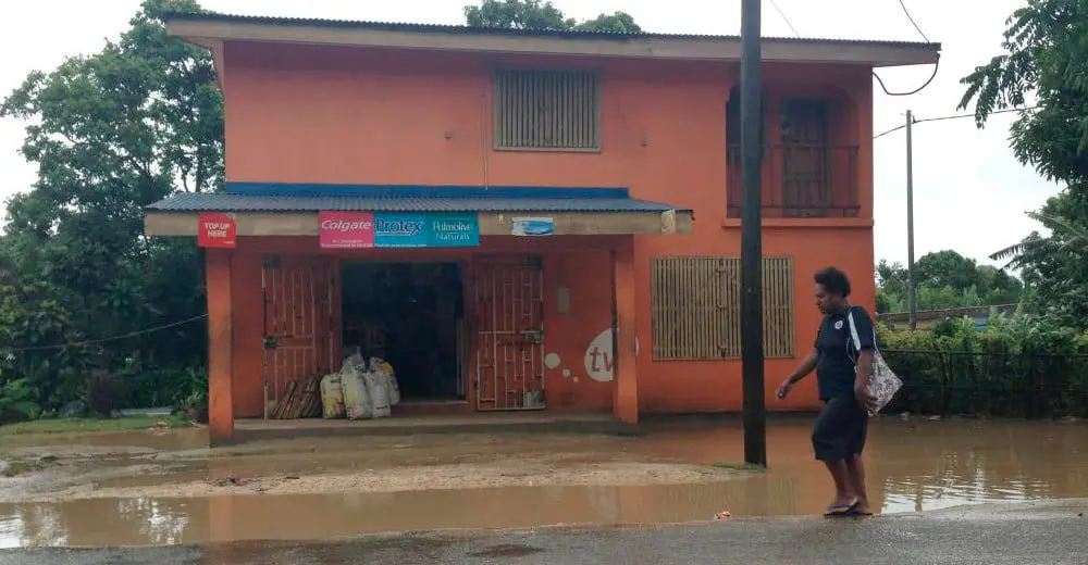 Travellers evacuated as Vanuatu braces for Cyclone Pam