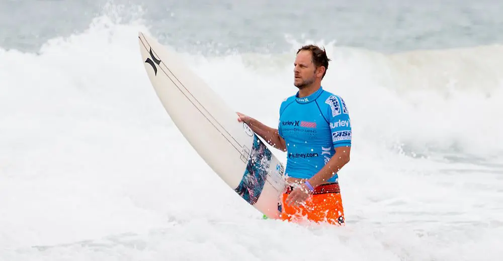 Learn how to surf in 8 steps