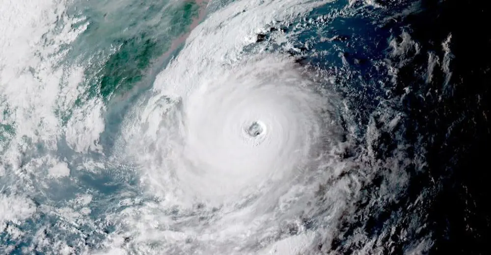 Tourists evacuated as Typhoon Dujuan travels towards Taiwan