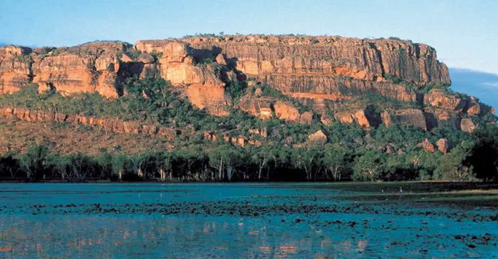 NT fire threatens Australian historical site