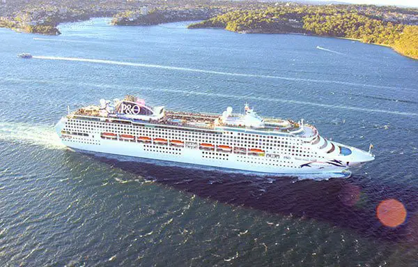 These South Pacific jewels are definitely gonna get you in the mood for a cruise! 18 rer3