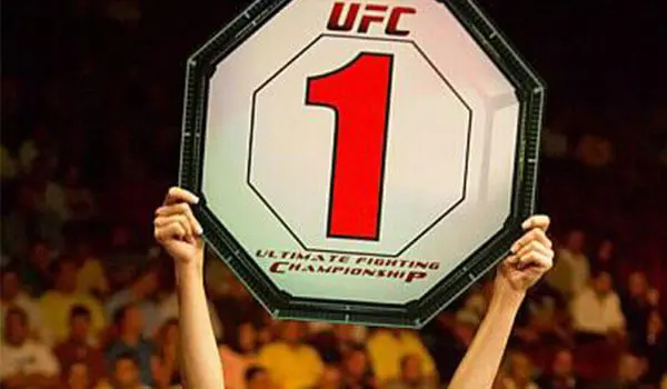 Friday showdown: Flight Centre versus helloworld 29 roudn1