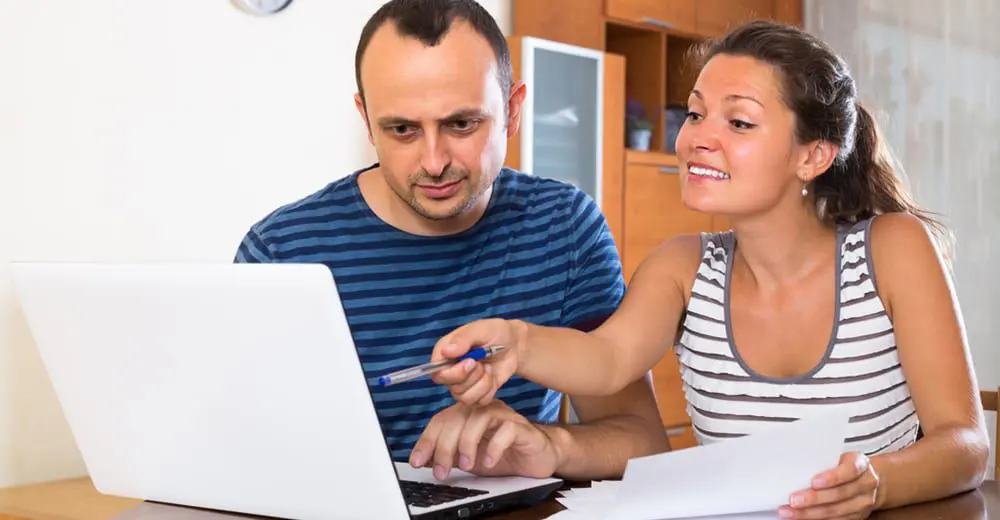 Which Travel Agent do more Australians consider booking with? 8 online booking