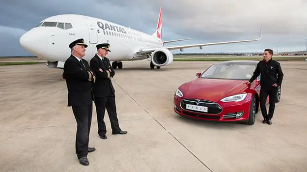WATCH: Qantas 737 vs Tesla Electric car in epic race 5 pilots-driver-tesla-karryon-qantas