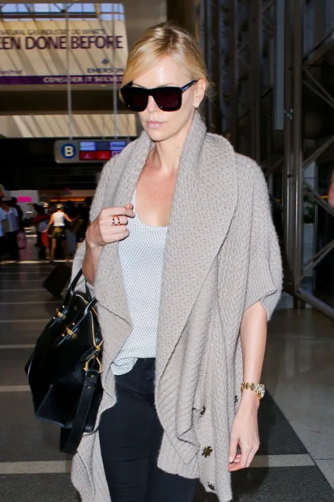 British Airways names the best dressed celebrities 30 Charlize-Theron--LAX-airport--02-662x993