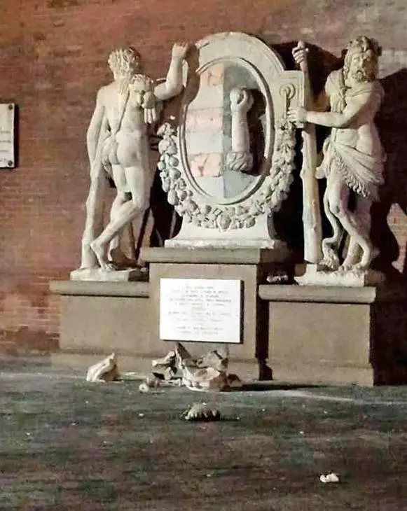 Tourist destroys a 126-year-old statue in selfie mishap 6 Image from Twitter shows the Two Hercules statue in Cremona, Italy, apparently damaged by tourists attempting a "selfie" #halfwits