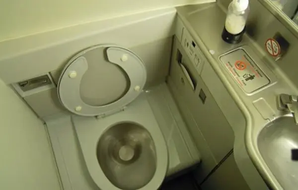 U can't touch this! 6 of the dirtiest places on a plane 20 toilet