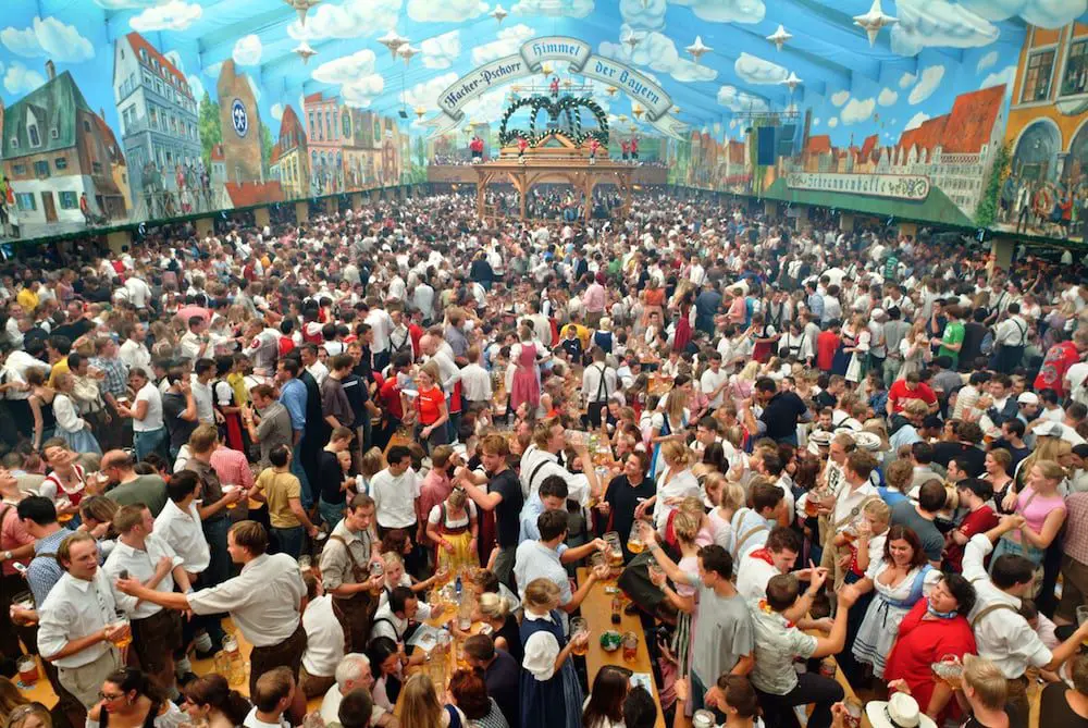 Deutschland, Muenchen, Oktoberfest, Europa, Bayern, Stadt, Reise, Brauchtum, Brauch, Tradition, Fest, Hacker-Pschorr, Hacker Pschorr, "Himmel der Bayern", Wiesn, Theresienwiese, traditionell, Volksfest, bayerisch, Festzelt, Bierzelt, Bevoelkerung, Gaeste, innen, Innenansicht, Menschenmenge, Menschenmasse, ueberfuellt, Ueberfuellung, voll [Bildtechnik: Farbprofil: sRGB] English: Germany, Munich, Oktoberfest, Europe, Bavaria, city, travel, custom, tradition, beer festival, Hacker-Pschorr, Hacker Pschorr, "Himmel der Bayern" (Bavarians' sky), Wiesn, Theresienwiese, traditional Bavarian folk festival, pavilion, marquee, beer tent, population, guests, inside view, interior, crowds of people, crowded, packed, thronging