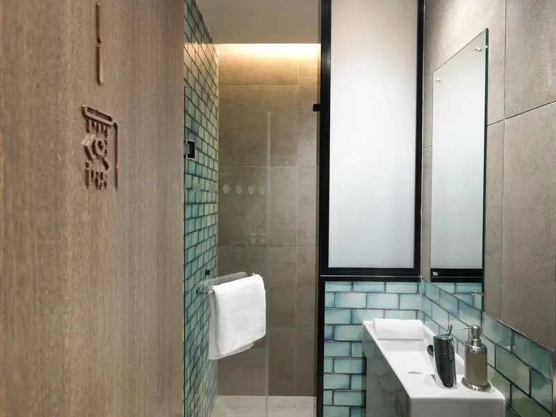 plaza-premium-heathrow-t2-arrivals-shower