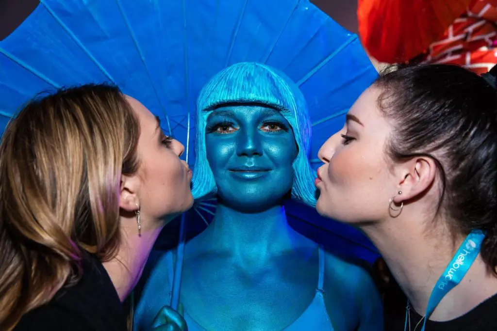 26 hilarious Travel Agent moments from 2016 83 and-got-cosy-with-women-painted-in-blue