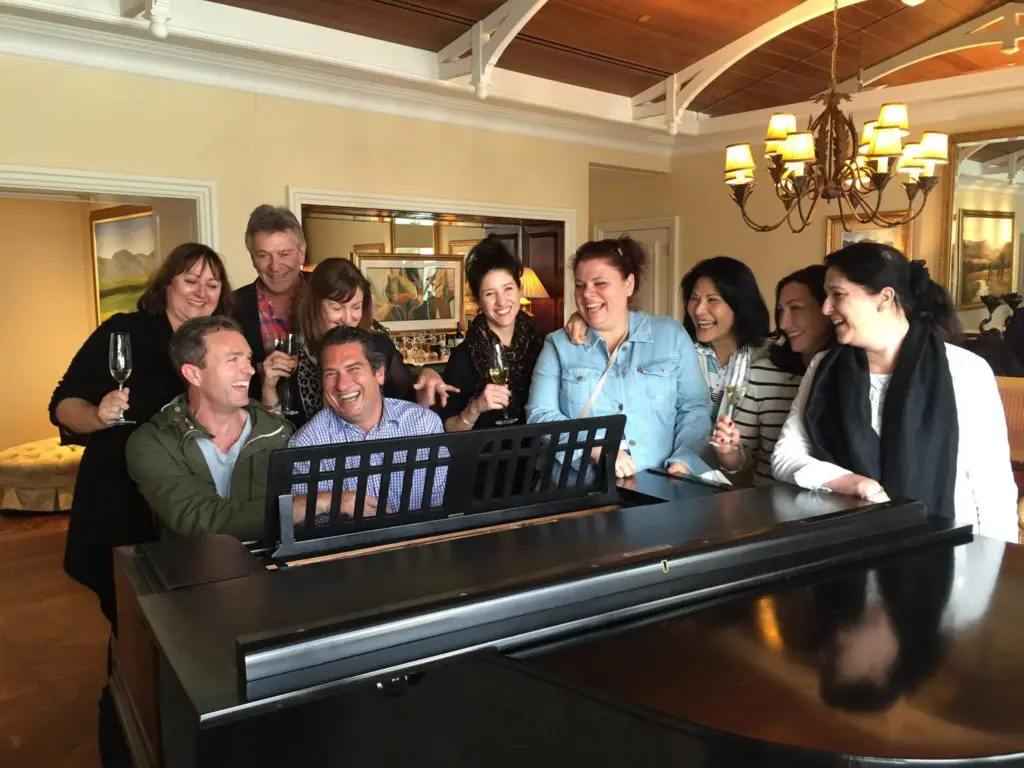 26 hilarious Travel Agent moments from 2016 89 that-moment-they-pretended-to-be-in-a-broadway-show