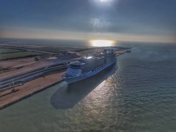 Royal Caribbean broke a Guinness World Record for... 8 Ovation of the Seas