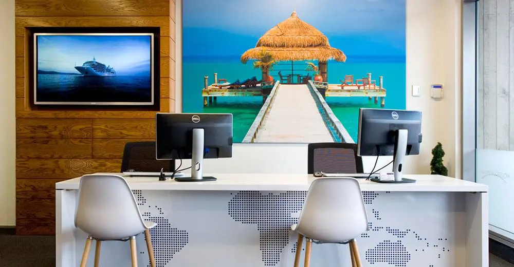 5 things a Travel Agent should always keep at their desk