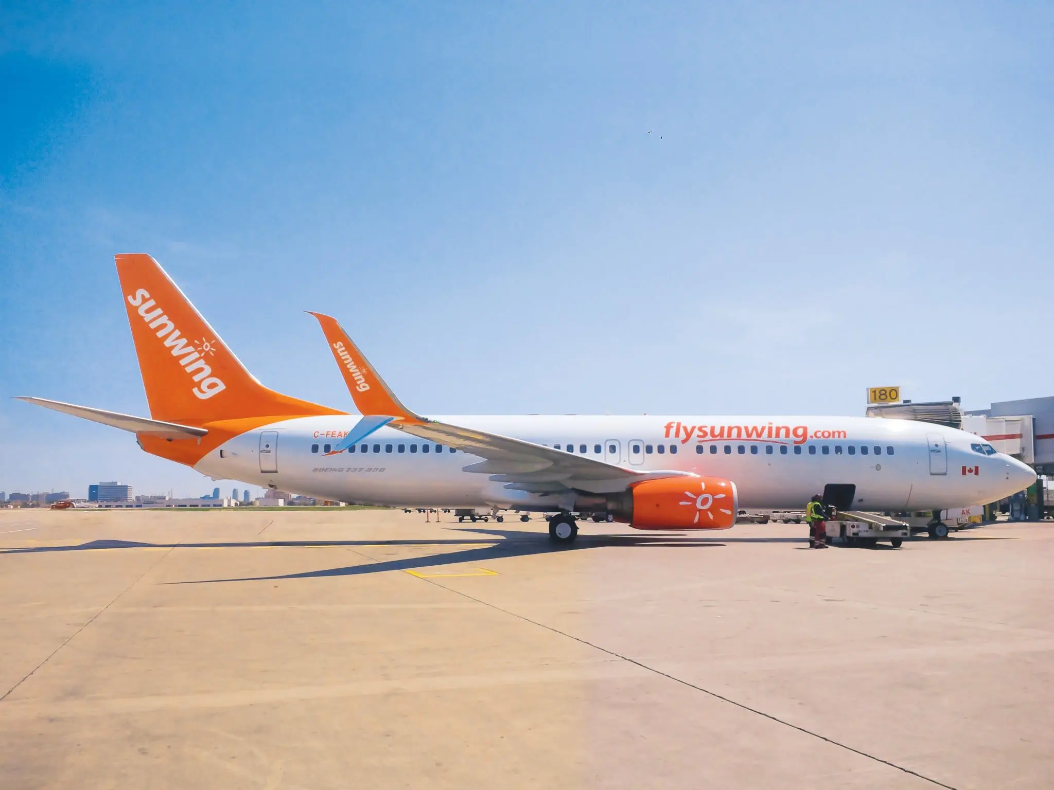 sunwing-airlines-boeing-737-800-20150507-full