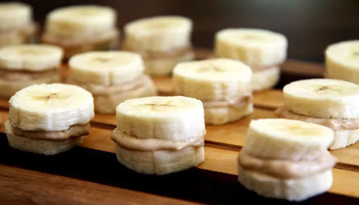4 healthwise snacks to supercharge everyone in the office 7 peanutbutter-banana