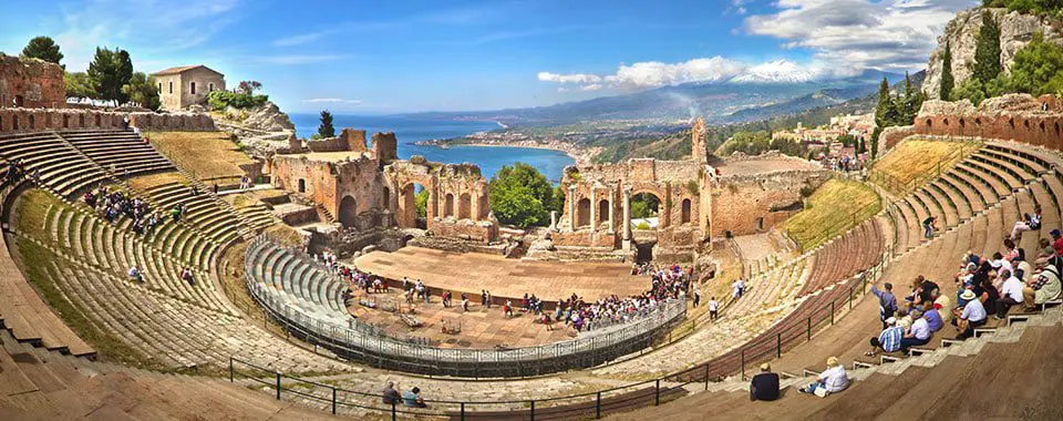 5 incredible escapes just waiting for you in Europe... 17 taorminacoast_43459893_fotoliarf_3109_960x380