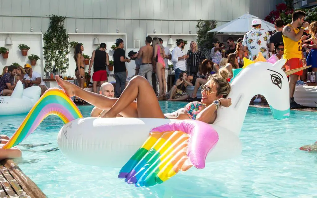 WEST HOLLYWOOD, THE CITY OF SELFIES & THE BEST SPOTS TO TAKE THEM