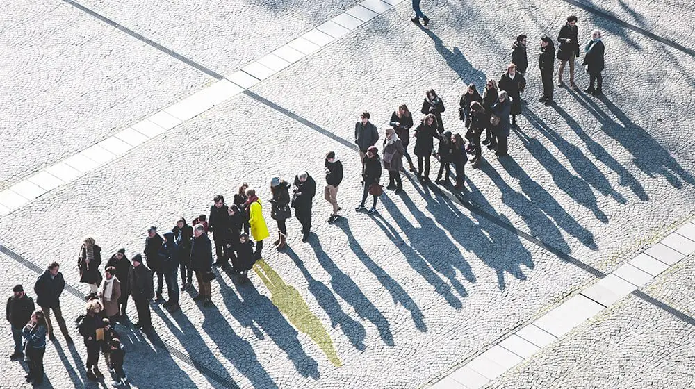 TOURISTS ARE WILLING TO WAIT 2.5 HOURS FOR THIS TOURIST ATTRACTION ????