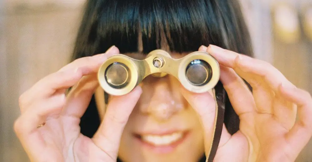 5 THINGS TRAVEL AGENTS NOTICE ABOUT CUSTOMERS WHEN THEY FIRST WALK IN THE STORE...