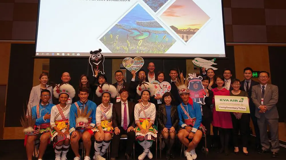 TRAVEL AGENTS SPOTTED CRUISING ON AZAMARA, RECEIVING PLAQUES & MORE