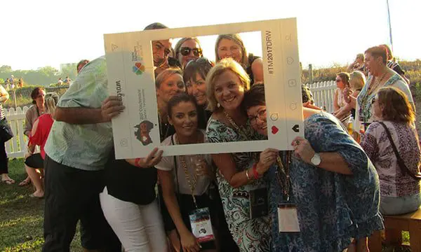 FIRST PICS OF TRAVELMANAGERS IN DARWIN ARE HERE & OBVS. THEY'RE AWESOME 17 TM 2 Sign on the Beach