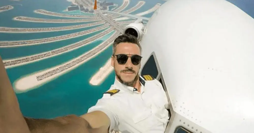 CRAZY PILOT SNAPS INSTAPICS AT 35,000 FEET