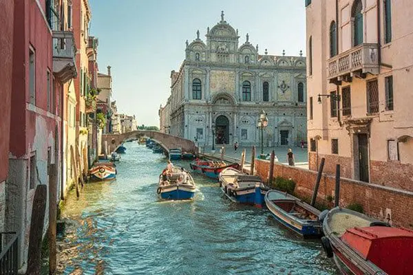 A NEW FLOATING VENICE IS COMING TO DUBAI AND IT’S NUTS 10 Soon Venice in Italy will be quiet again...