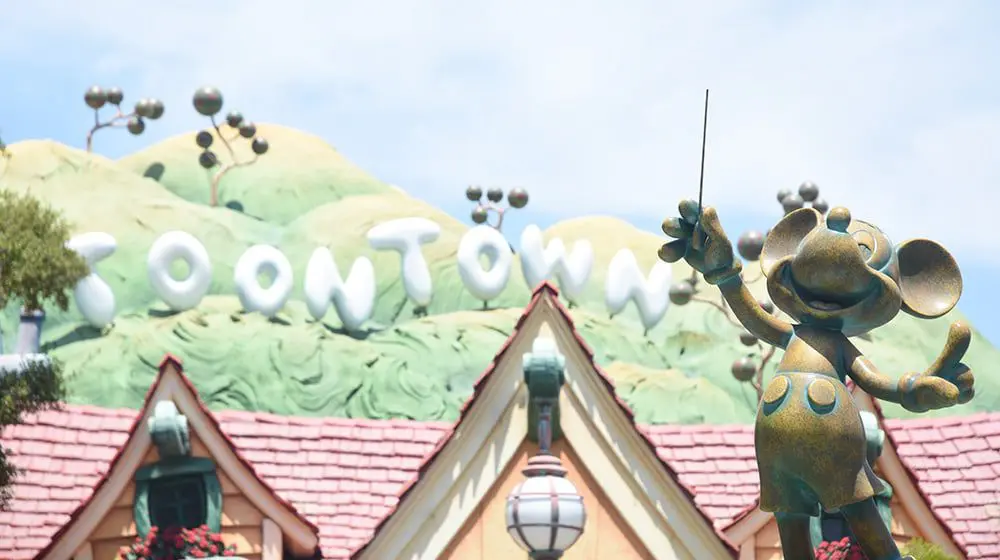 Hot diggity dog, Disneyland will receive its first new hotel in two decades