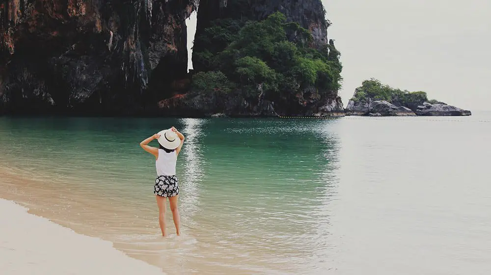 No more smokos on Thailand beaches mate, or you'll cop a huge fine