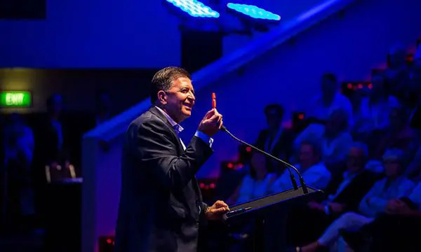 10 hilarious moments at Helloworld Travel Frontliners - #3: Rusty 45 Helloworld Travel Frontliners 2018 comedian