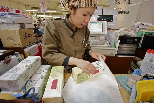 TRAVELHACKS: 7 Japanese Cultural Quirks To Fall In Love With 8 gift-wrap-japan