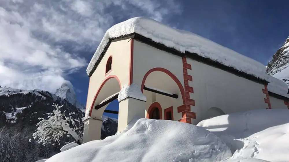 Trapped tourists free to leave Alps after rare heavy snowfall