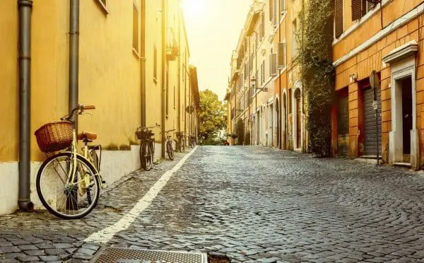 #AGENTSFIRST: Trafalgar gives Italy and Ireland the green light in 2018 4 Old street in Rome, Italy