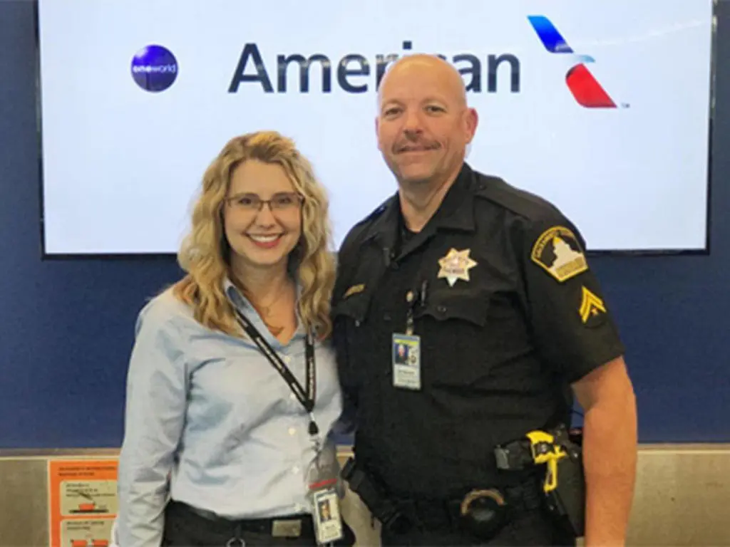 AWESOME: Airline hero saves girls from human trafficking 2 American Airlines agent Denice Miracle and Sheriff's Deputy Todd Sanderson