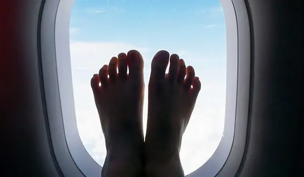 #Travelhacks: 7 plane etiquette rules every savvy traveller MUST know 20 feet-karryon