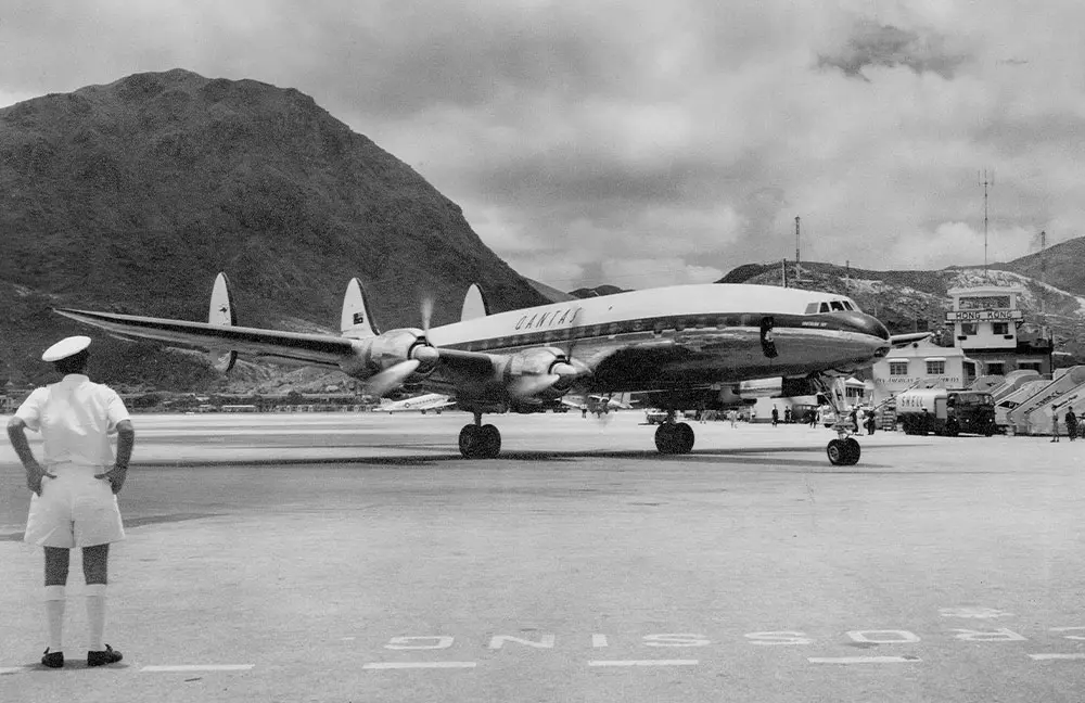 Qantas-at-the-Hong-Kong-airport-in-the-1950s
