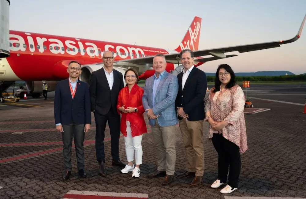 (LR) Kepala Urusan dan Kebijakan Indonesia AirAsia Eddy Soemawilaga, CEO Bandara Cairns Richard Barker, CEO AirAsia Indonesia Veranita Yosephine, Menteri Pariwisata dan Anggota Parlemen Cairns Michael Healy, CEO Tourism Tropical North Queensland Mark Olsen dan Konsul Urusan Ekonomi Katherine Wardani (mewakili Konsul Jenderal RI di Sydney) menyambut penerbangan perdana AirAsia Indonesia di Bandara Cairns pada Kamis, 15 Agustus 2024. 