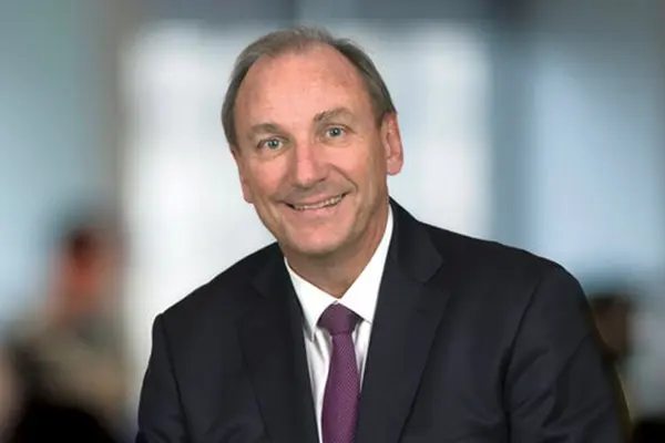 Qantas docks former CEO Joyce payout by almost $10M & admits "we let Australians down" 3 Corporate headshot of Qantas Chair John Mullen