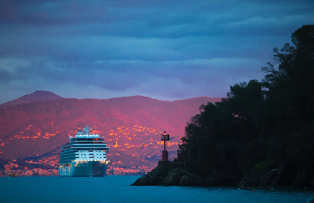 Regent-Seven-Seas-Cruises_Seven-Seas-Explorer-in-Portofino_1000x648