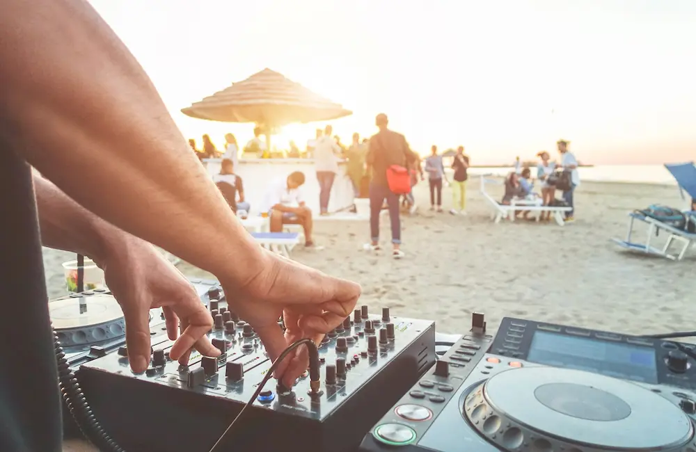 DFAT issues new travel warning about alcohol, drink spiking after likely Aussie poisoning cases