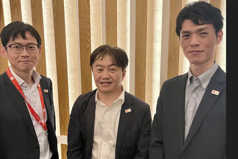 Australians still flocking to Japan, with nearly 50% more visitors in April 1 JNTO Sydney Director Naoki Kitazawa (centre).